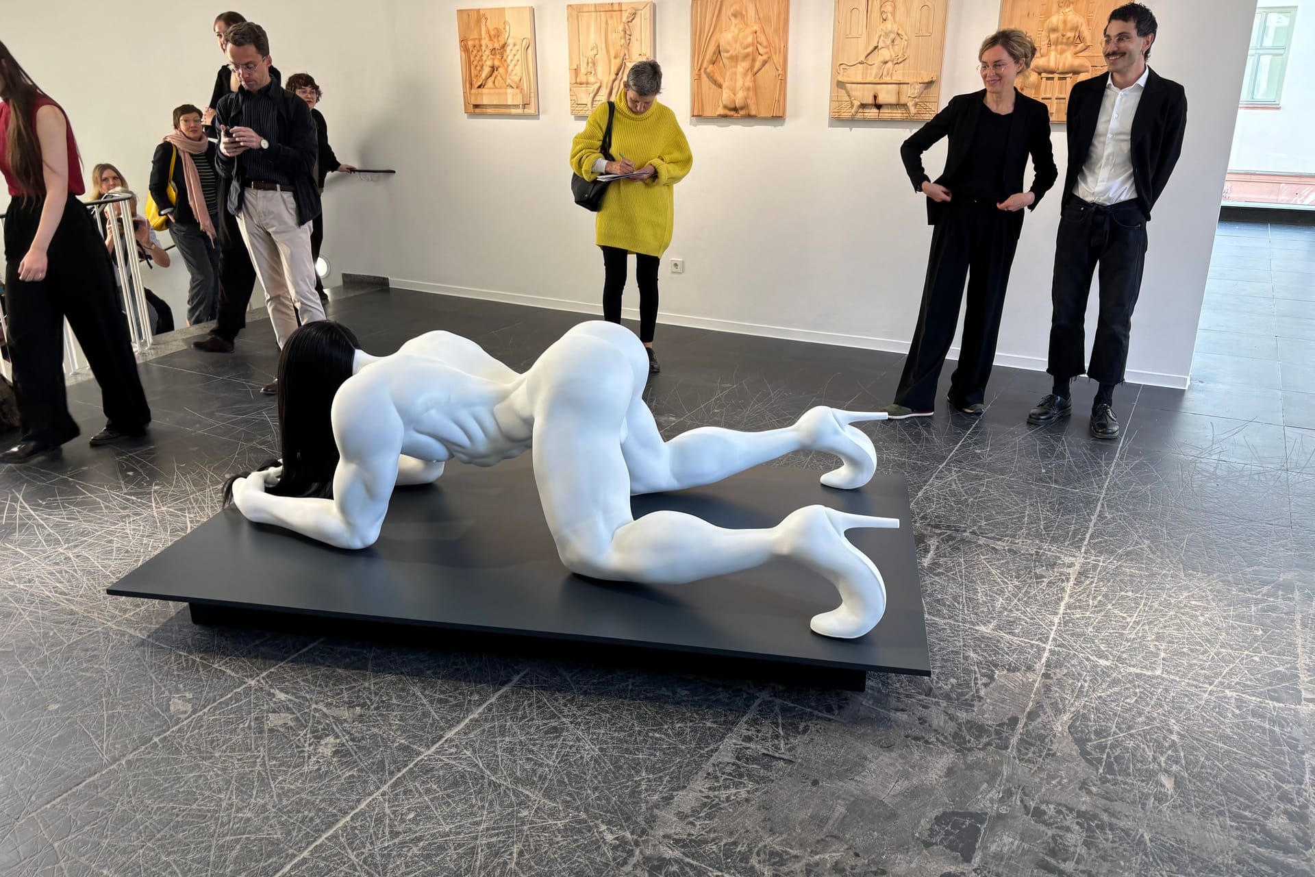 Sargon Khnus Werk: Eine überlebensgroße Skulptur, ein männlicher Körper in kniender Position.
