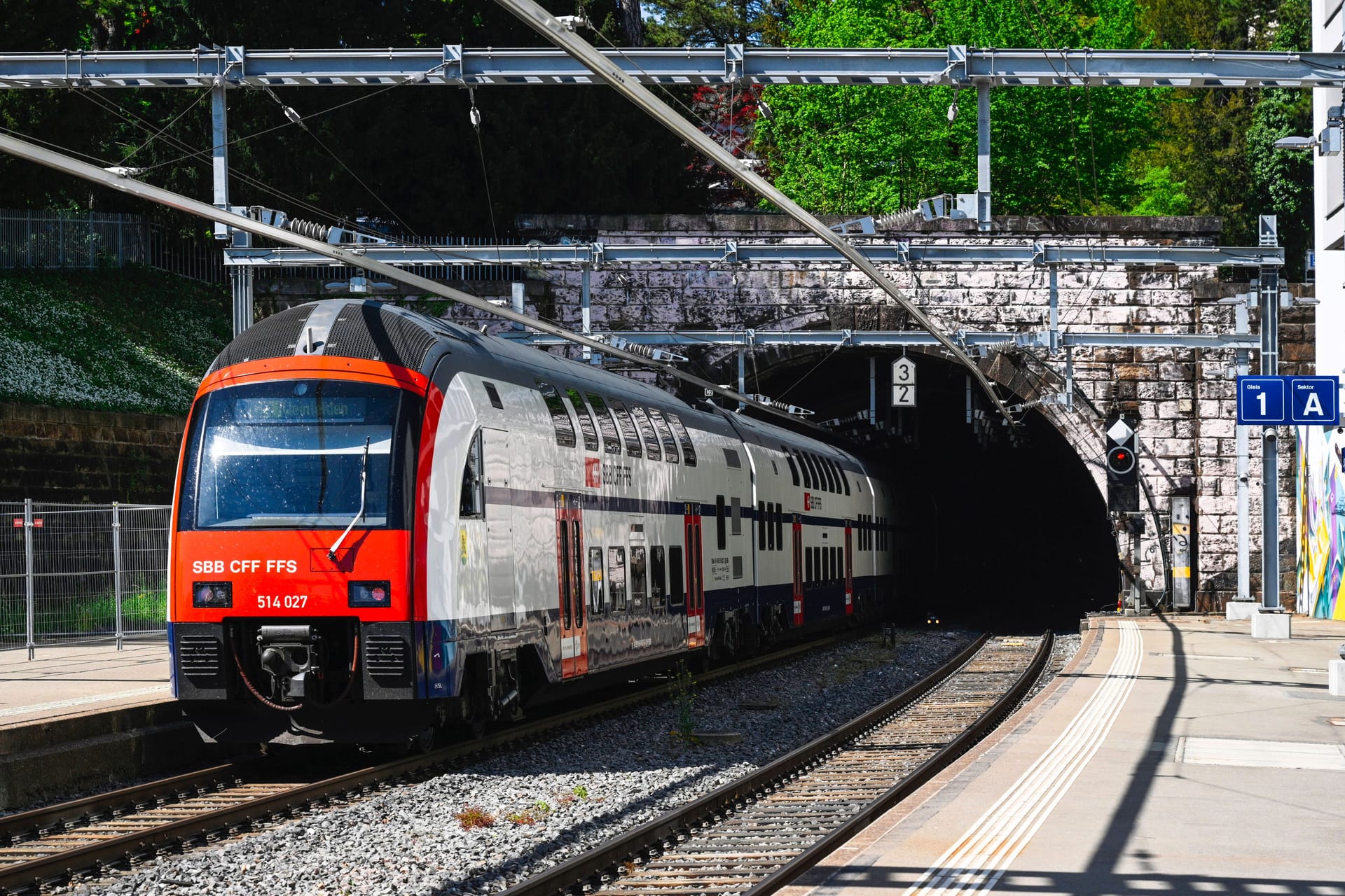 Ein Zug in einem Zürcher Bahnhof (Archivbild): Am Montag brauchten Pendler viel Geduld und starke Nerven.