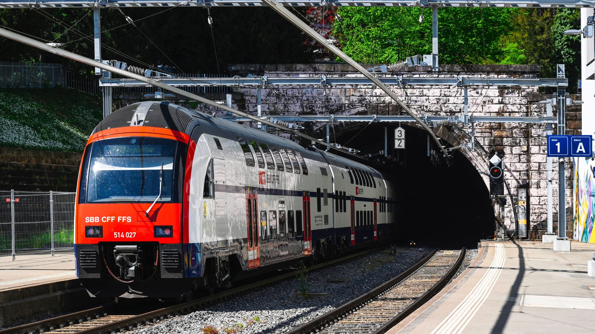 Ein Zug in einem Zürcher Bahnhof (Archivbild): Am Montag brauchten Pendler viel Geduld und starke Nerven.