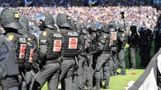 Spielunterbrechung: Polizei muss Fans trennen