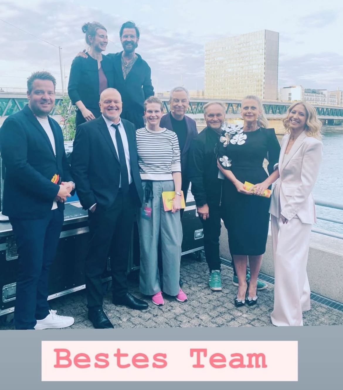 Dieses Foto von sich und ihrem ESC-Team teilte Barbara Schöneberger bei Instagram.