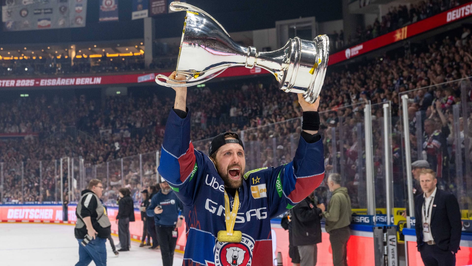 Gabriel Fontaine mit dem Meisterpokal: Gabriel Fontaine mit dem Meisterpokal: