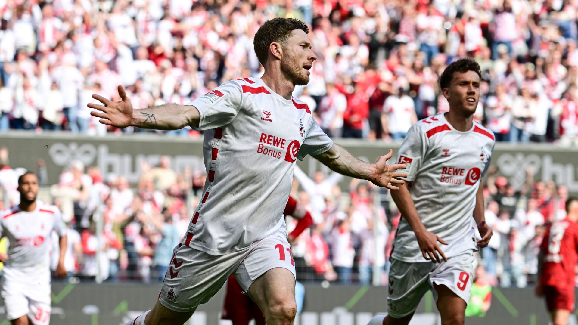 Rheinenergiestadion: Torjubel zum 3:0 durch Florian Kainz. Rheinenergiestadion: Torjubel zum 3:0 durch Florian Kainz.