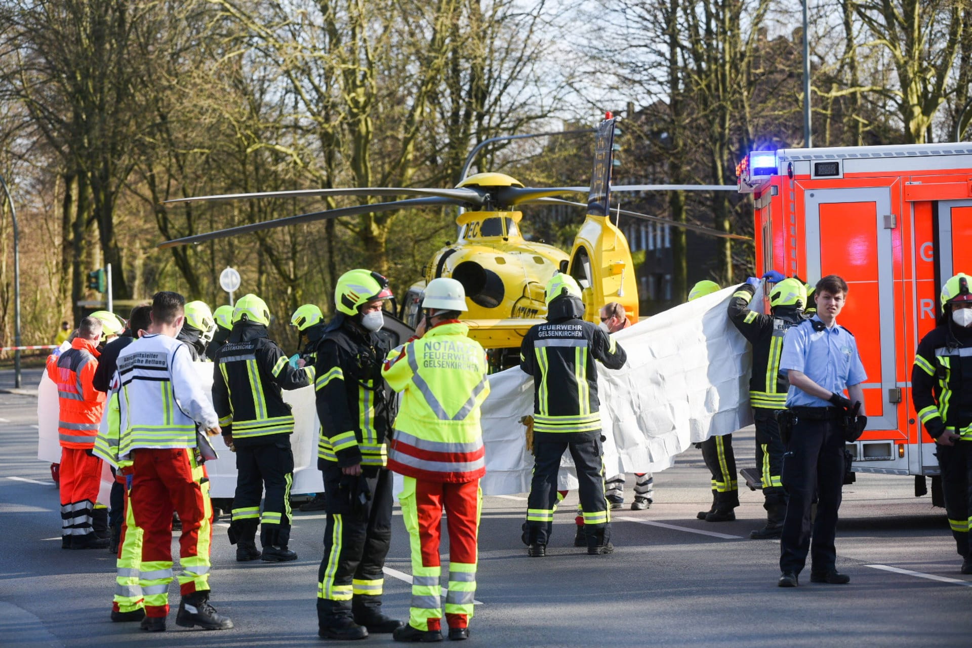 EIn Rettungshubschrauber landet auf der Straße (Symbolbild): In Dornstadt sind zwei Kinder bei einem Unfall schwer verletzt worden.