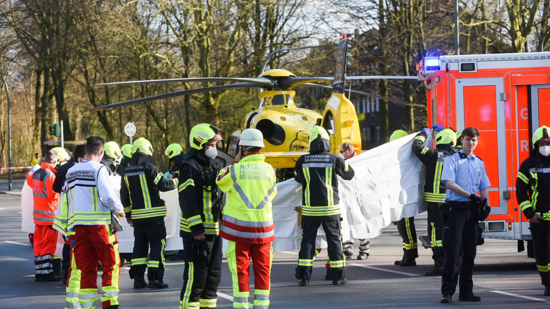 EIn Rettungshubschrauber landet auf der Straße (Symbolbild): In Dornstadt sind zwei Kinder bei einem Unfall schwer verletzt worden. EIn Rettungshubschrauber landet auf der Straße (Symbolbild): In Dornstadt sind zwei Kinder bei einem Unfall schwer verletzt worden.