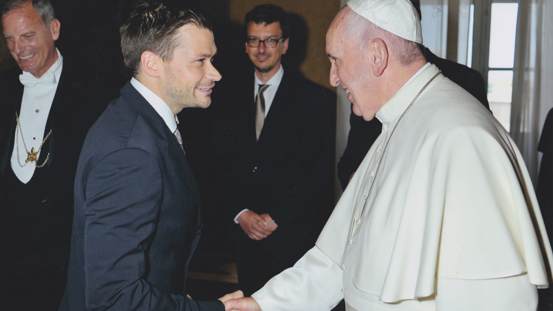 Simon Biallowons bei einer Begegnung mit Papst Franziskus. Am verstorbenen Pontifex schätzte er vor allem seine Menschlichkeit und Bescheidenheit.