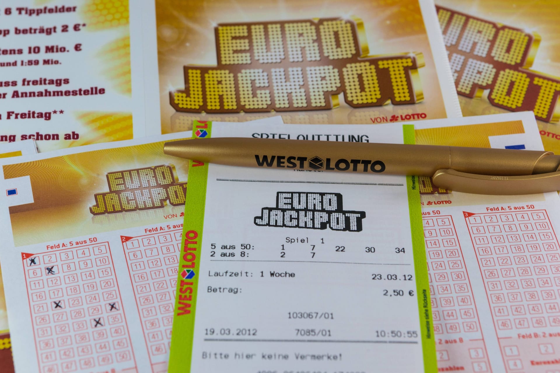 Lottoschein und Spielquittung der Lotterie Eurojackpot (Symbolfoto): In NRW haben drei Spieler jeweils in der dritten Spielklasse gewonnen.