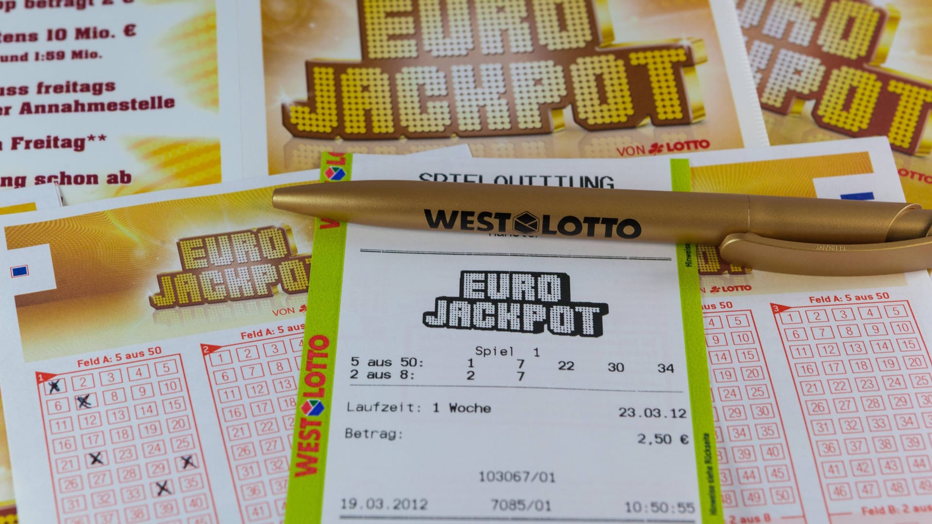 Lottoschein und Spielquittung der Lotterie Eurojackpot (Symbolfoto): In NRW haben drei Spieler jeweils in der dritten Spielklasse gewonnen.
