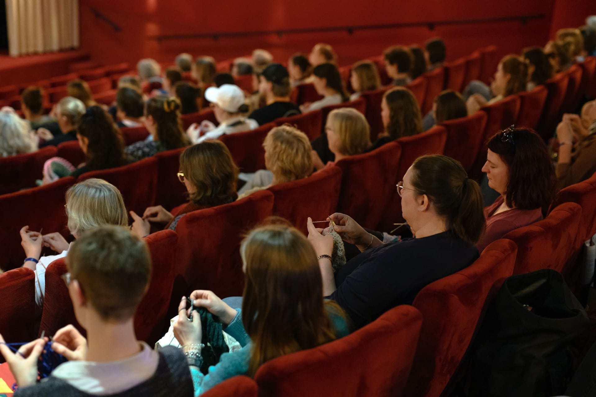 Kinobesucher stricken während einer Filmvorführung, hier im Casablanca-Kino in Oldenburg: Der Trend komt aus Skandinavien.