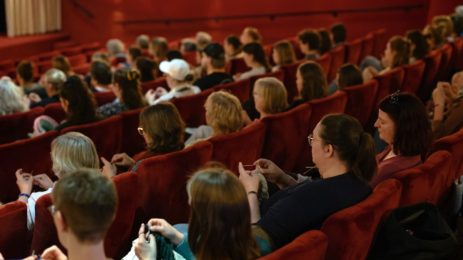 Kinobesucher stricken während einer Filmvorführung, hier im Casablanca-Kino in Oldenburg: Der Trend komt aus Skandinavien. Kinobesucher stricken während einer Filmvorführung, hier im Casablanca-Kino in Oldenburg: Der Trend komt aus Skandinavien.