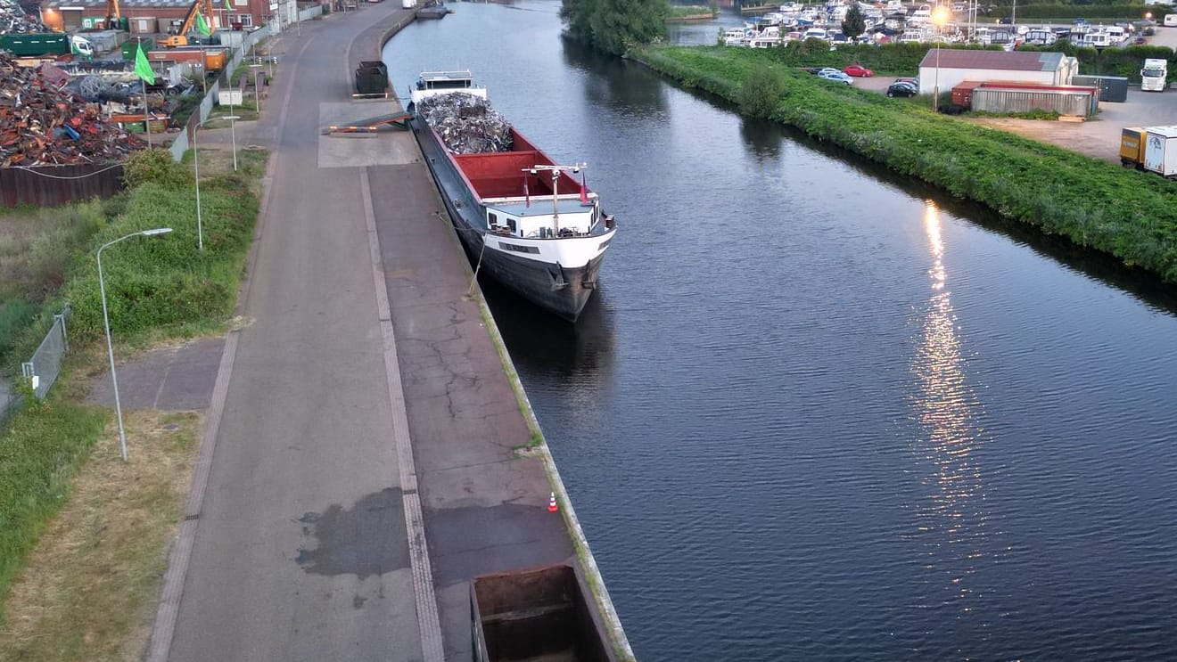 Niederlande, Beerta: Ein dunkler Wasserfleck auf dem Pier des Hafens von Winschoten markiert den Ort, an dem ein Auto nach der Bergung aus dem Hafenbecken abgestellt wurde.