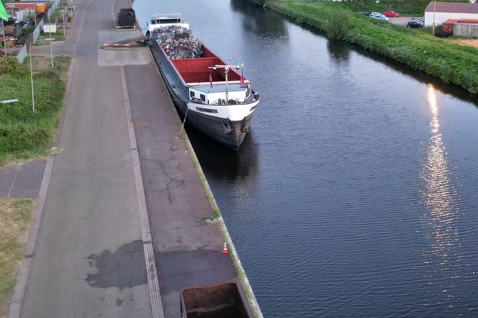 Niederlande, Beerta: Ein dunkler Wasserfleck auf dem Pier des Hafens von Winschoten markiert den Ort, an dem ein Auto nach der Bergung aus dem Hafenbecken abgestellt wurde.
