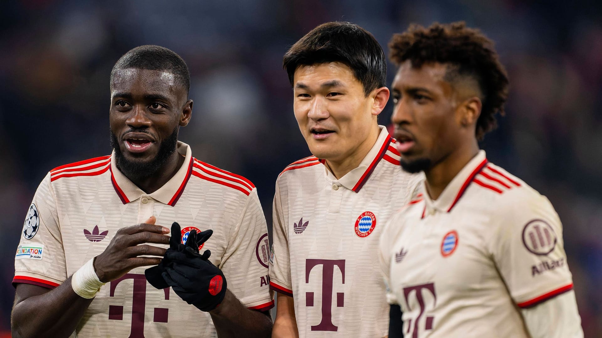 Längerfristig beim FC Bayern? Verteidiger Upamecano (li., mit Teamkollegen Kim und Coman) spielt seit 2021 im Trikot des deutschen Rekordmeisters.