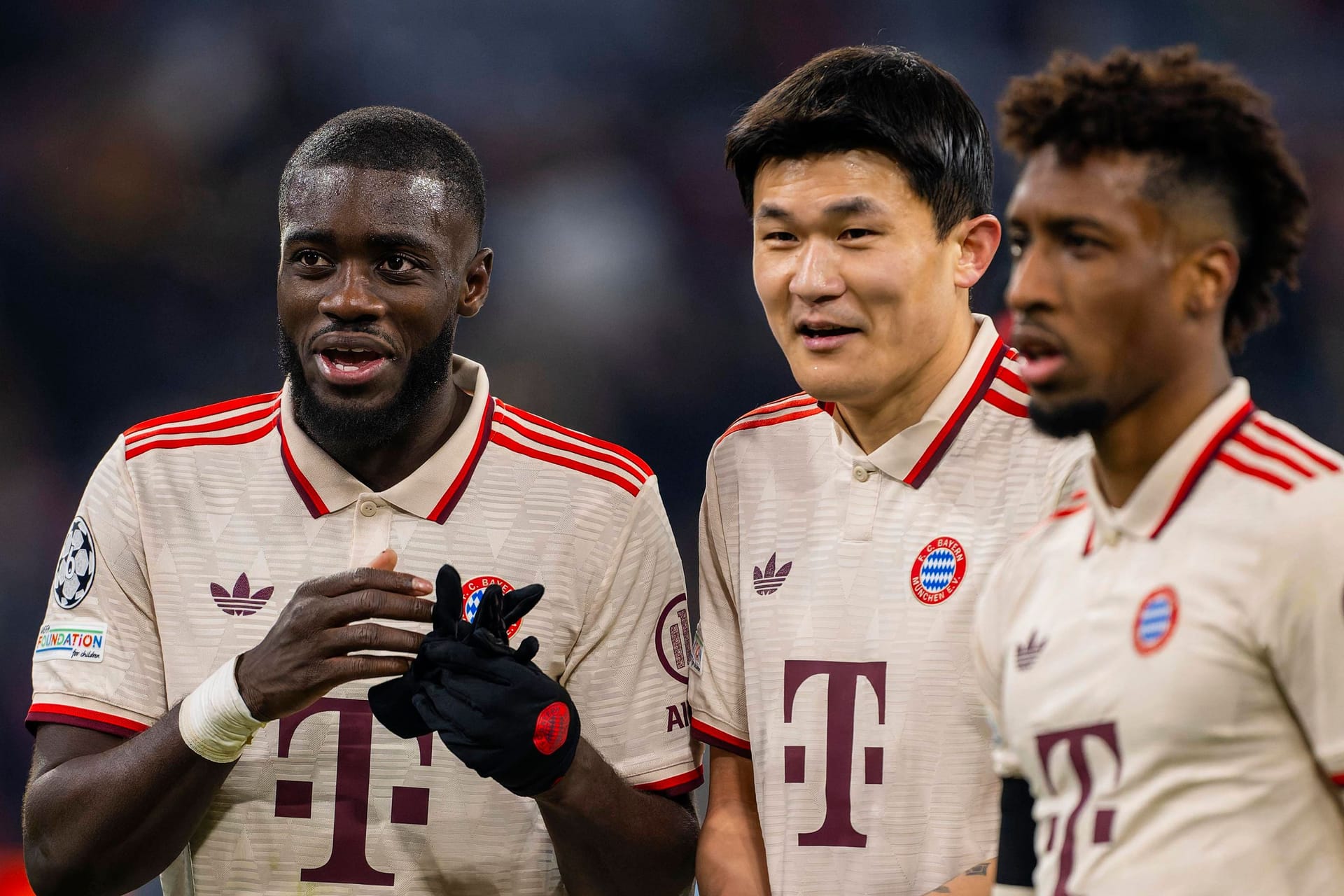 Längerfristig beim FC Bayern? Verteidiger Upamecano (li., mit Teamkollegen Kim und Coman) spielt seit 2021 im Trikot des deutschen Rekordmeisters.