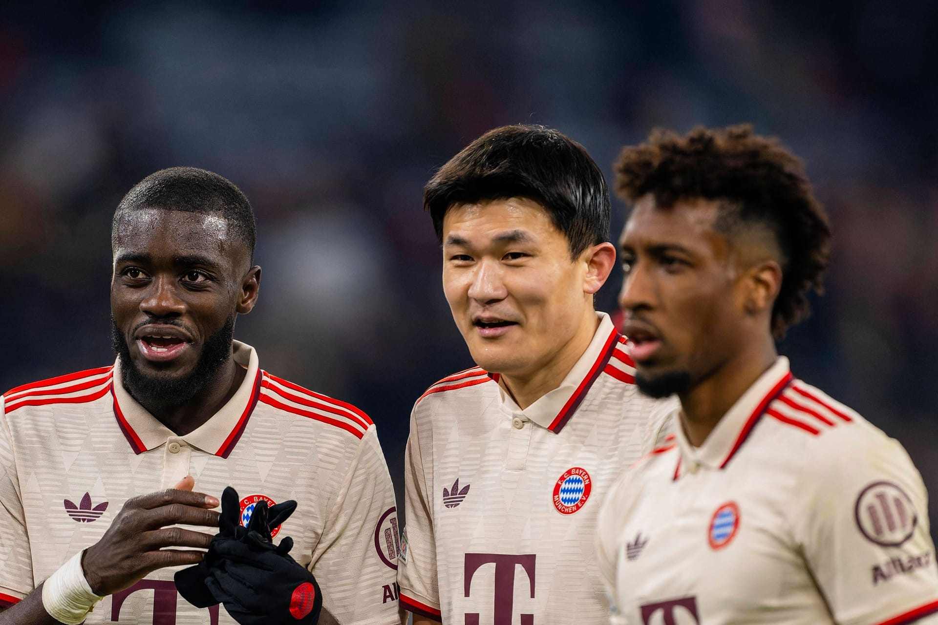 Längerfristig beim FC Bayern? Verteidiger Upamecano (li., mit Teamkollegen Kim und Coman) spielt seit 2021 im Trikot des deutschen Rekordmeisters.