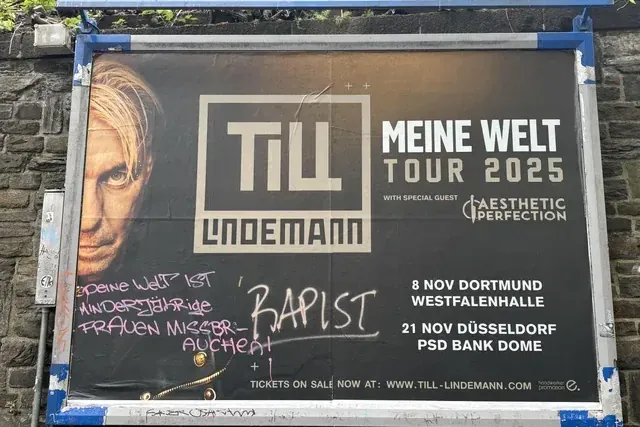Tourplakat von Till Lindemann in Köln. Auf dem Plakat ist unter anderem "Rapist" zu lesen.