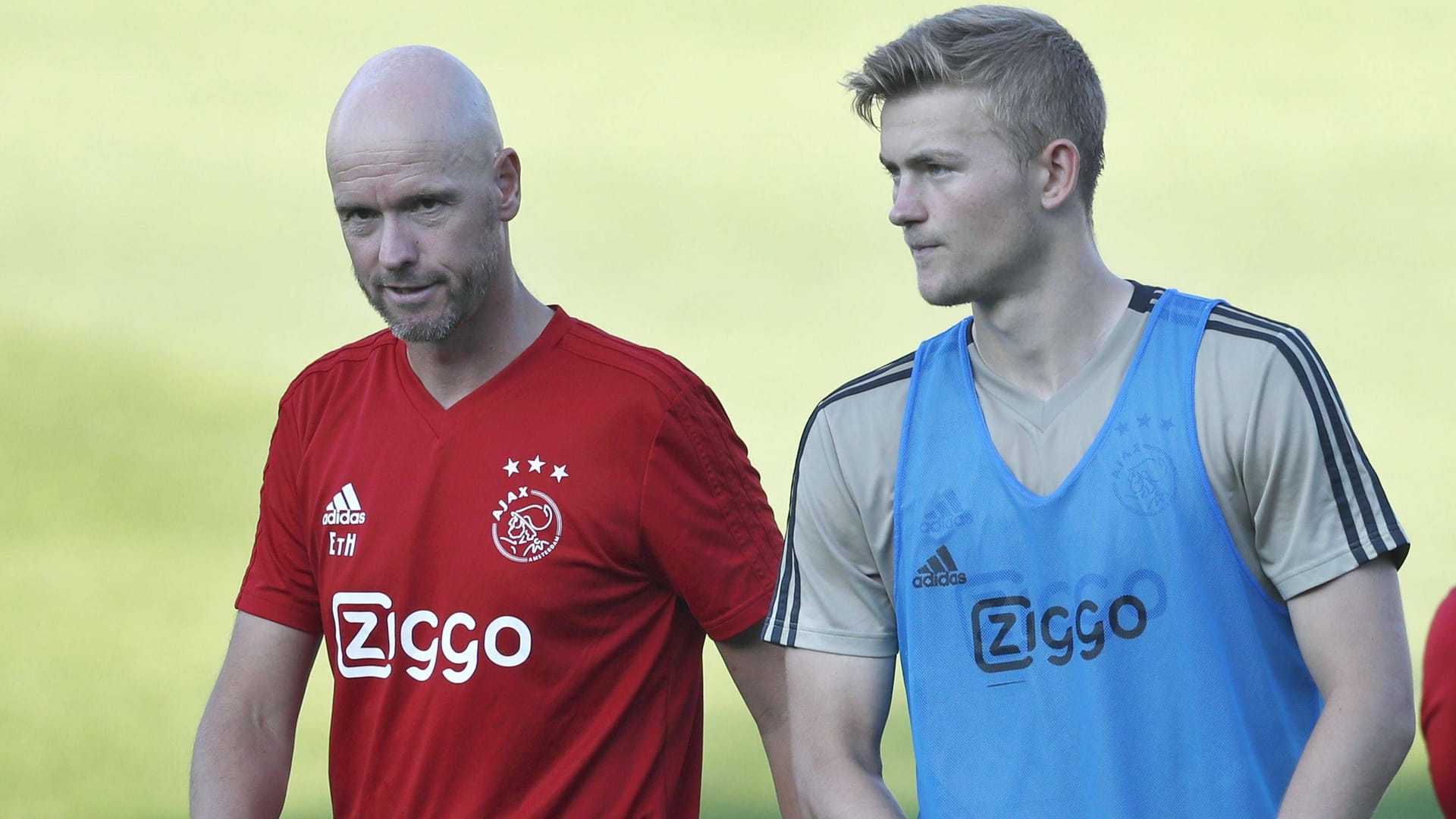 Erik ten Hag im Sommer 2018 mit Matthijs de Ligt (r.).