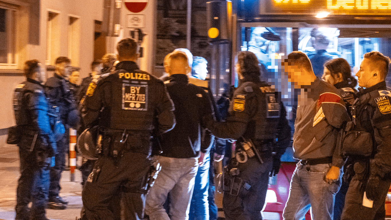 Fußballfans werden von der Polizei in Nürnberg festgenommen: Wie es zu der Auseinandersetzung kommen konnte, ist noch unklar.