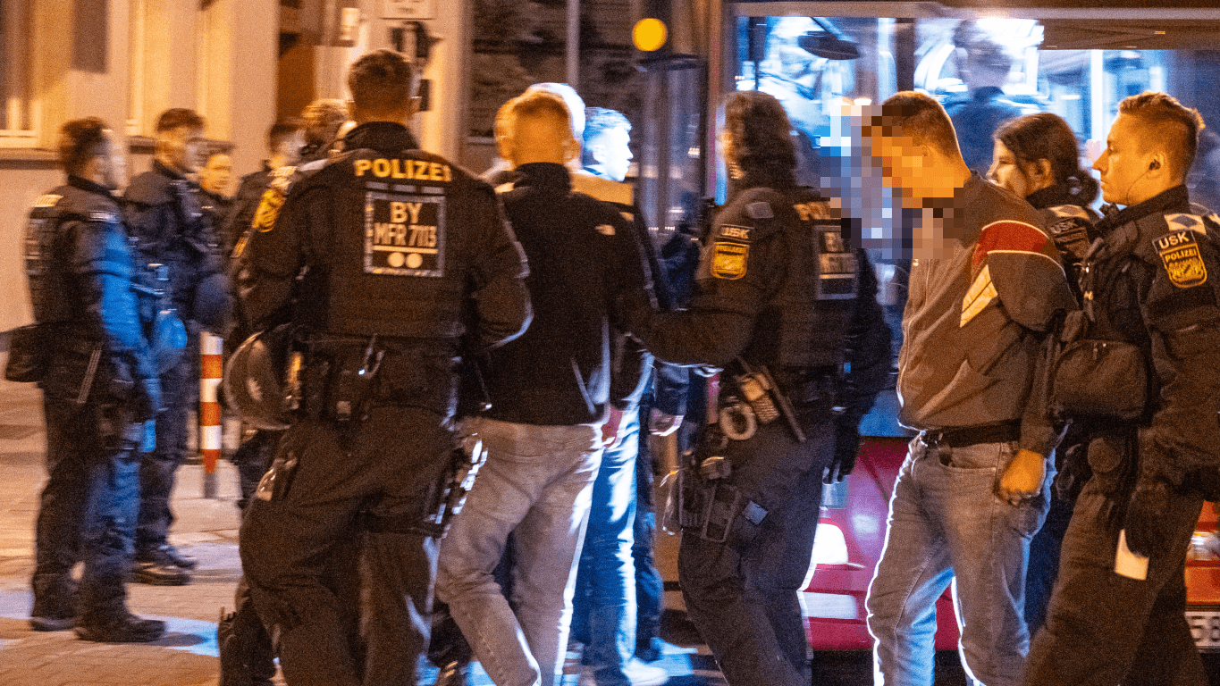 Fußballfans werden von der Polizei in Nürnberg festgenommen: Wie es zu der Auseinandersetzung kommen konnte, ist noch unklar. Fußballfans werden von der Polizei in Nürnberg festgenommen: Wie es zu der Auseinandersetzung kommen konnte, ist noch unklar.