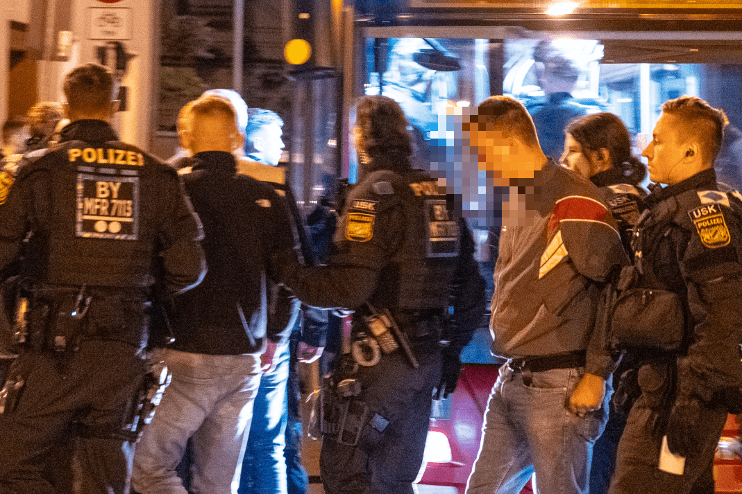 Fußballfans werden von der Polizei in Nürnberg festgenommen: Wie es zu der Auseinandersetzung kommen konnte, ist noch unklar.