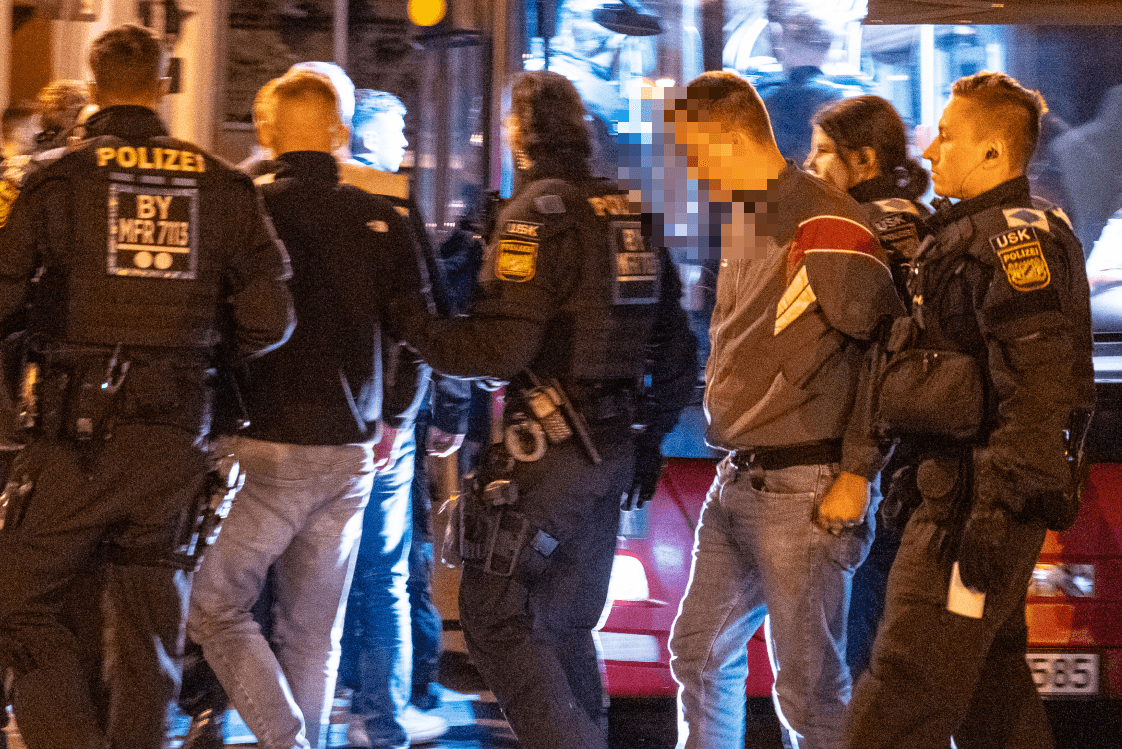 Fußballfans werden von der Polizei in Nürnberg festgenommen: Wie es zu der Auseinandersetzung kommen konnte, ist noch unklar.