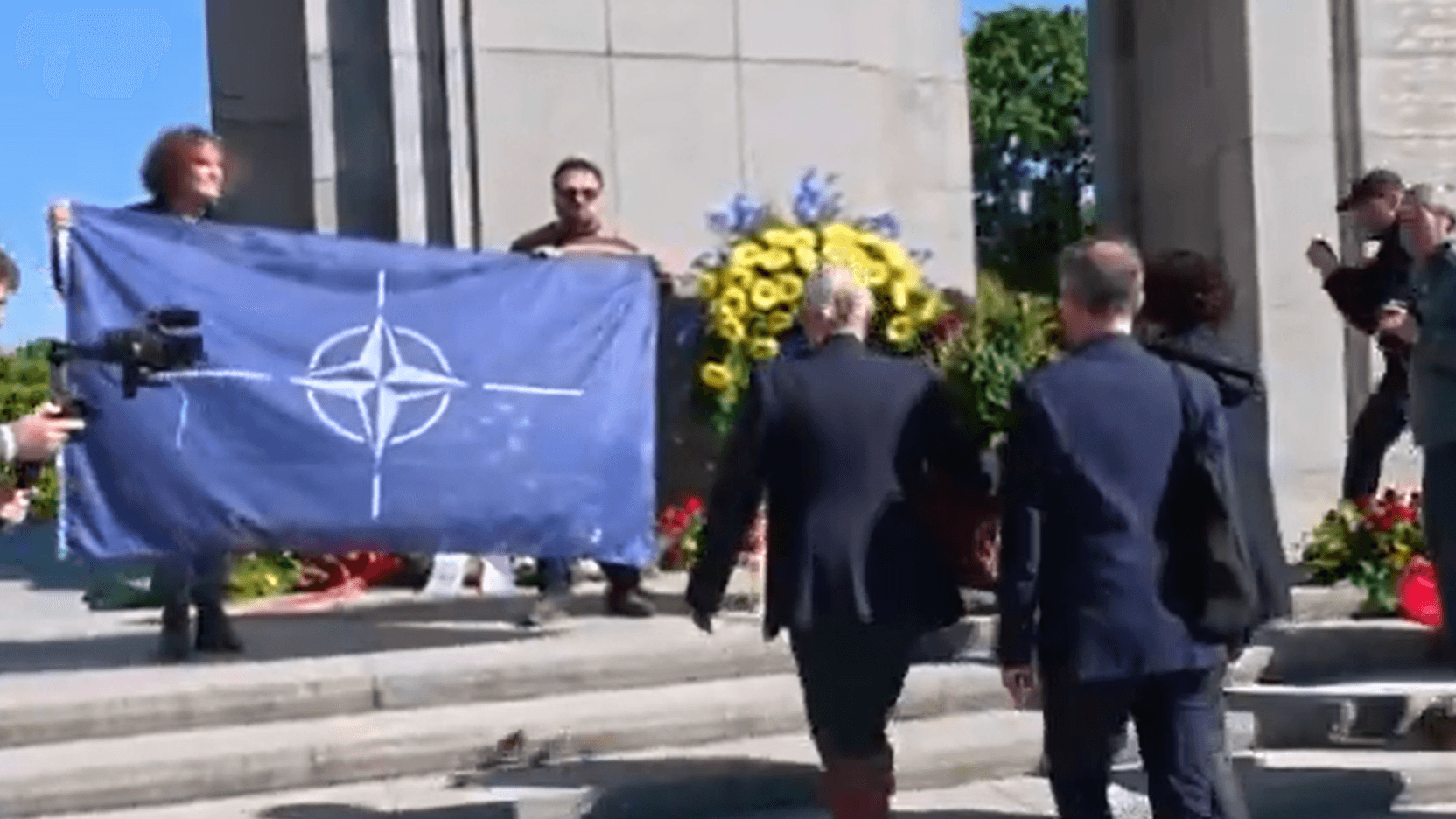 Mit Nato-Fahne: Im Tiergarten musste Henry Lindemeier auf Druck einer BSW-Delegation von seinem Platz weichen.
