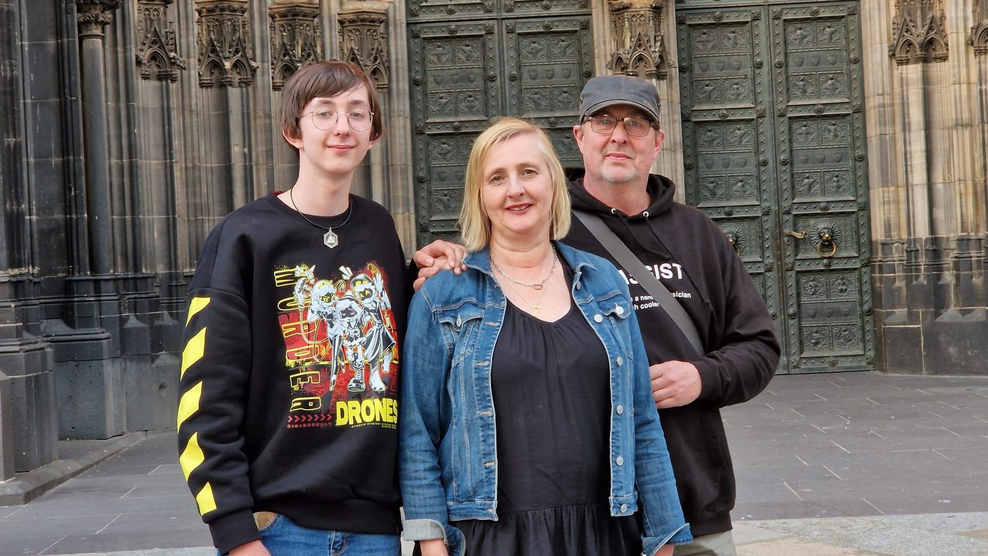 Eric (links) mit seinen Eltern Sonja (mitte) und Stephan (rechts).