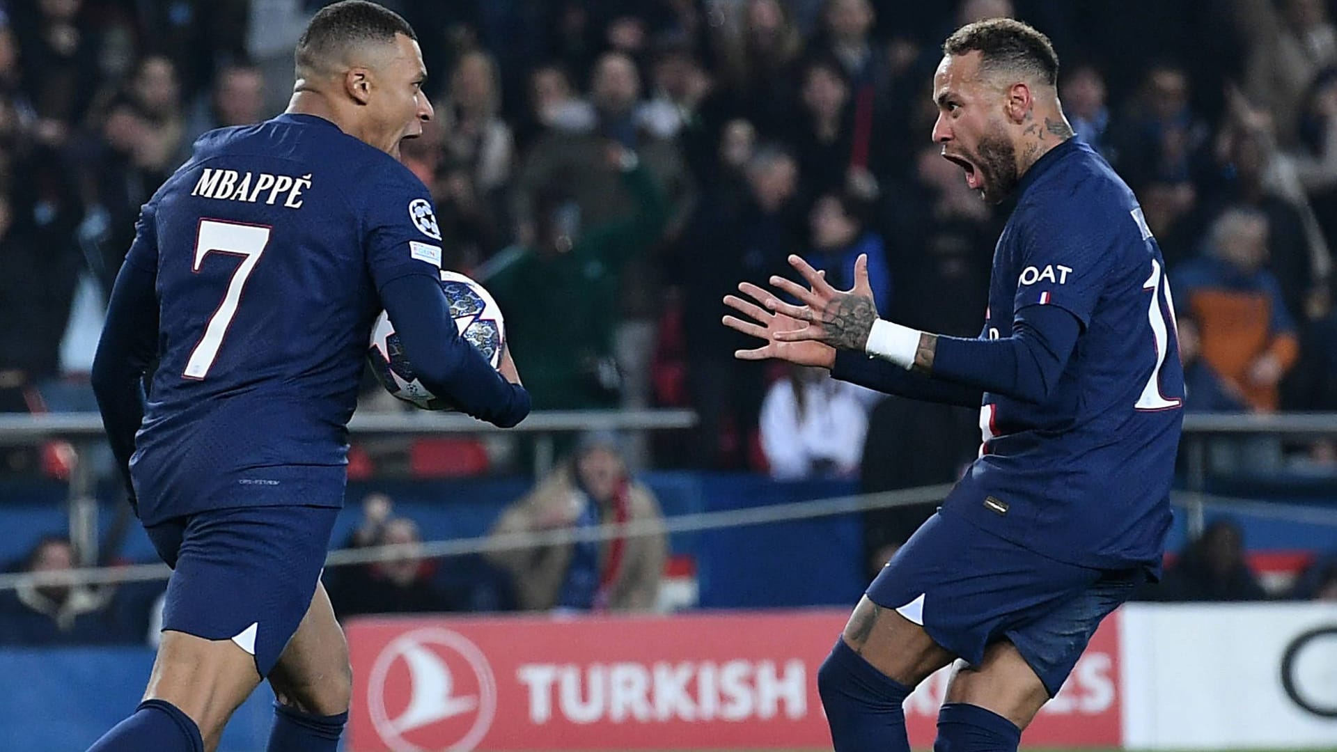 Für Kylian Mbappé (l.) und Neymar zahlte PSG insgesamt mehr als 400 Millionen Euro.