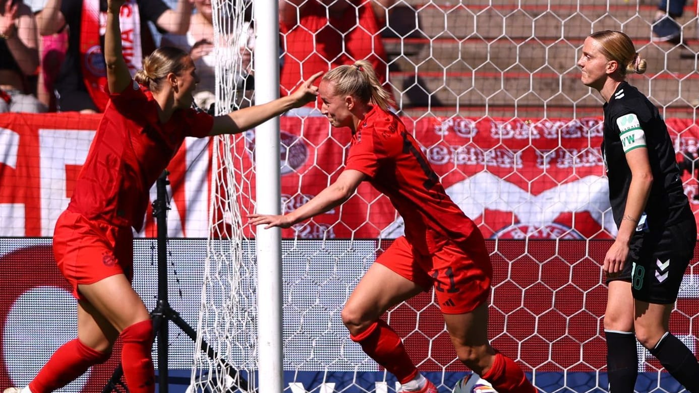 Früher Jubel in Rot: Der FC Bayern führt dank Lea Schüller gegen Werder.