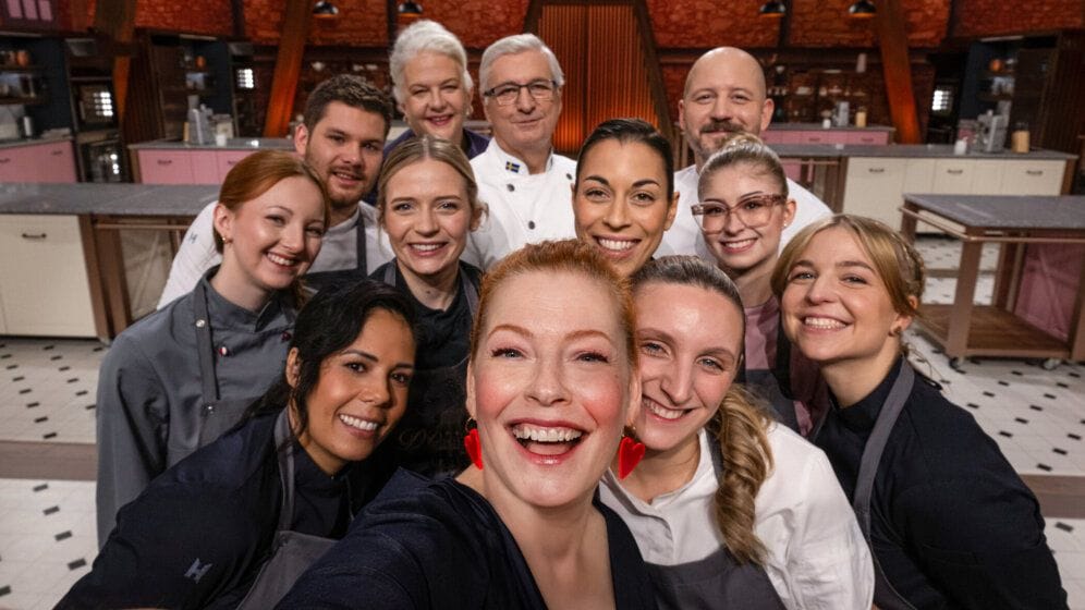 Teilnehmer, Jury und Moderatorin von "Das große Backen – Die Profis": Auch Joana aus Wolfenbüttel (rechts neben Enie van de Meiklokjes) nimmt an der sechsten Staffel teil. Teilnehmer, Jury und Moderatorin von "Das große Backen – Die Profis": Auch Joana aus Wolfenbüttel (rechts neben Enie van de Meiklokjes) nimmt an der sechsten Staffel teil.