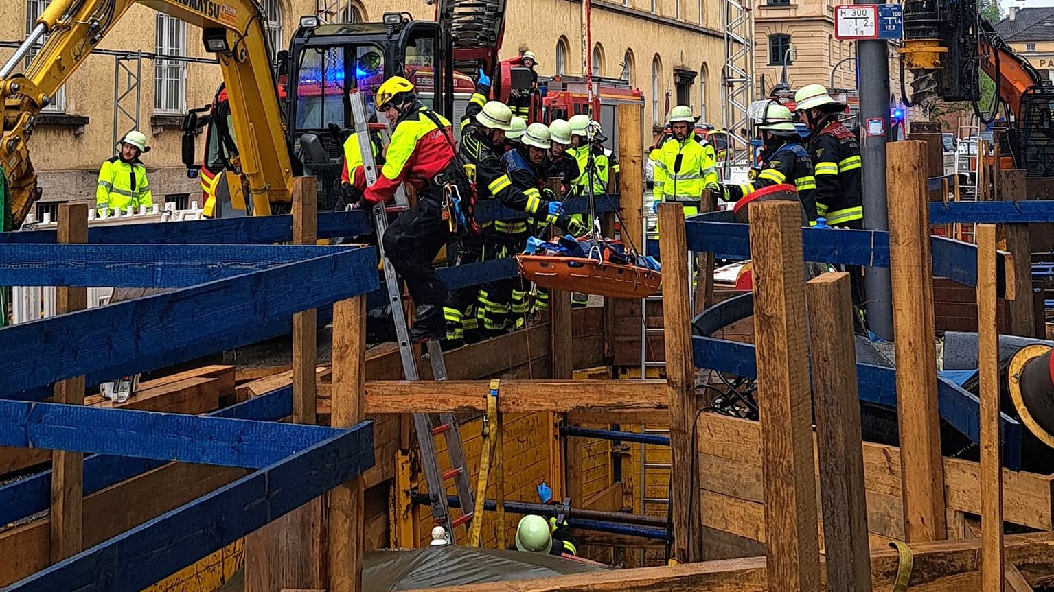 Die Unglücksstelle: Die Rettungskräfte mussten zu dem Verletzten hinabklettern, weil die Baugrube so eng war.