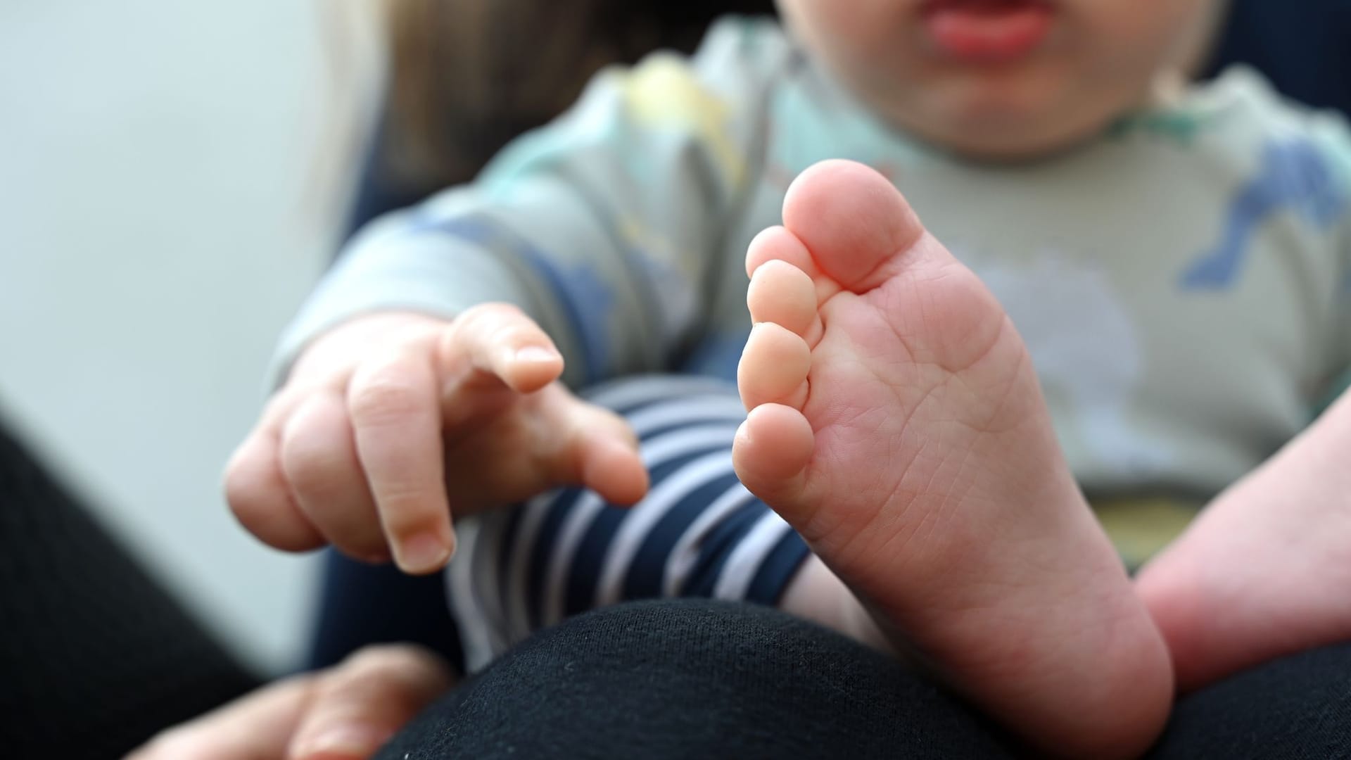 Baby auf dem Schoß seiner Mutter Baby auf dem Schoß seiner Mutter