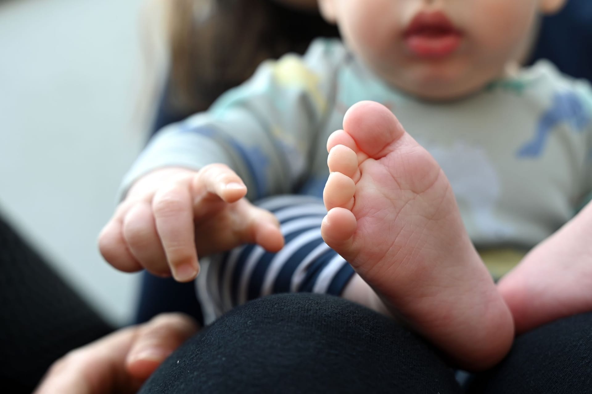 Baby auf dem Schoß seiner Mutter