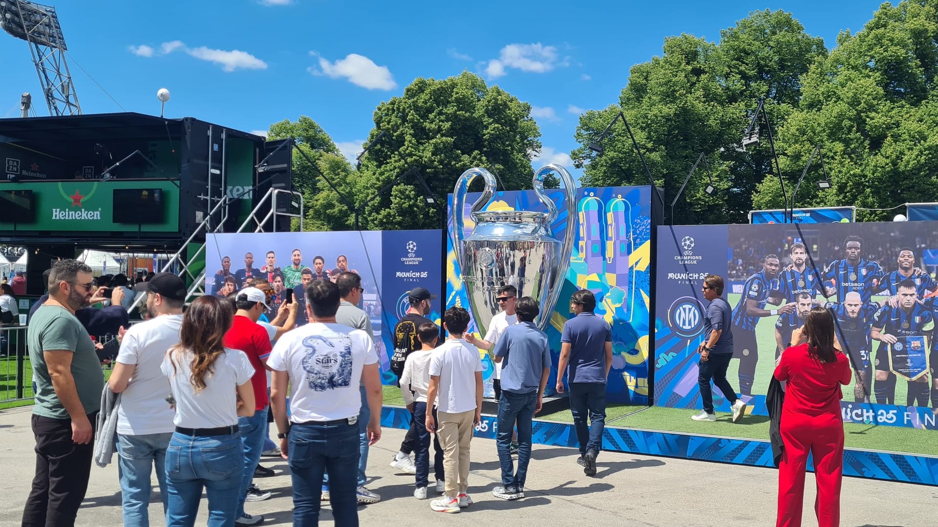 Der Henkelpott ist schon da: Fans lichten sich beim Champions Festival mit einer riesigen Nachbildung der Champions-League-Trophäe ab. Der Henkelpott ist schon da: Fans lichten sich beim Champions Festival mit einer riesigen Nachbildung der Champions-League-Trophäe ab.