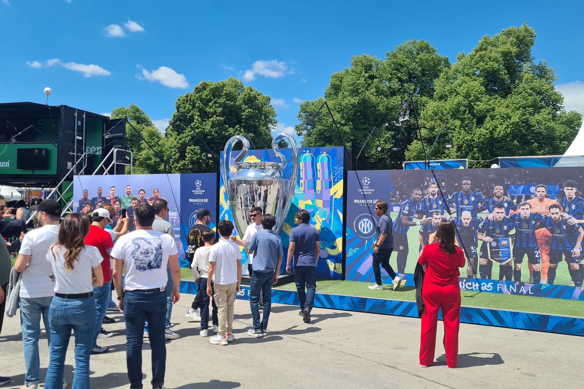 Der Henkelpott ist schon da: Fans lichten sich beim Champions Festival mit einer riesigen Nachbildung der Champions-League-Trophäe ab.