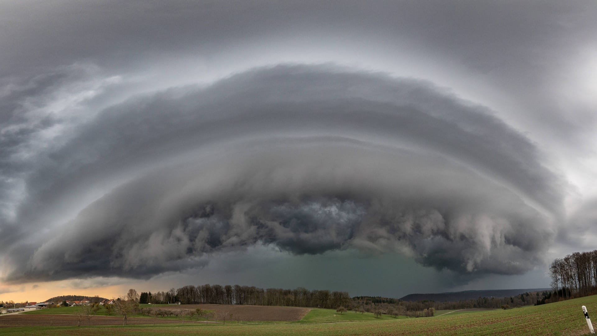 Regenzelle in Mainhardt (Symbolfoto): Im Norden von München ziehen am Mittwochabend wohl Superzellen durch. Regenzelle in Mainhardt (Symbolfoto): Im Norden von München ziehen am Mittwochabend wohl Superzellen durch.