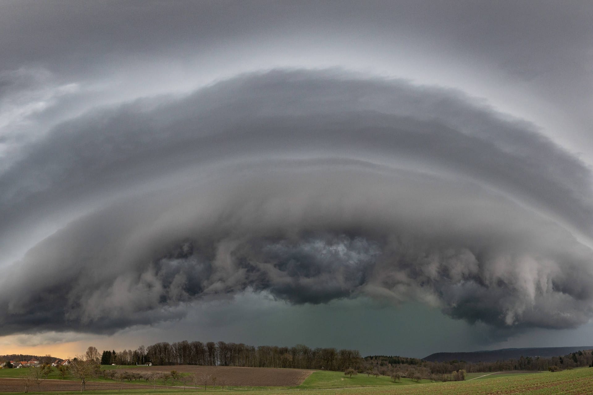 Regenzelle in Mainhardt (Symbolfoto): Im Norden von München ziehen am Mittwochabend wohl Superzellen durch.