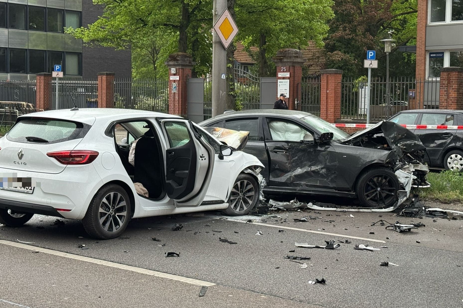 Unfallautos auf der Heerstraße im Westend: Wie es dazu kommen konnte, will nun die Polizei ermitteln.
