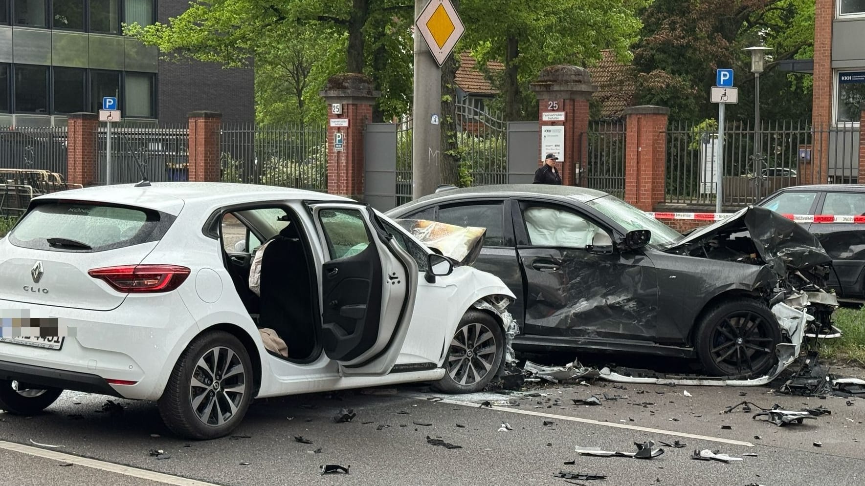 Unfallautos auf der Heerstraße im Westend: Wie es dazu kommen konnte, will nun die Polizei ermitteln.