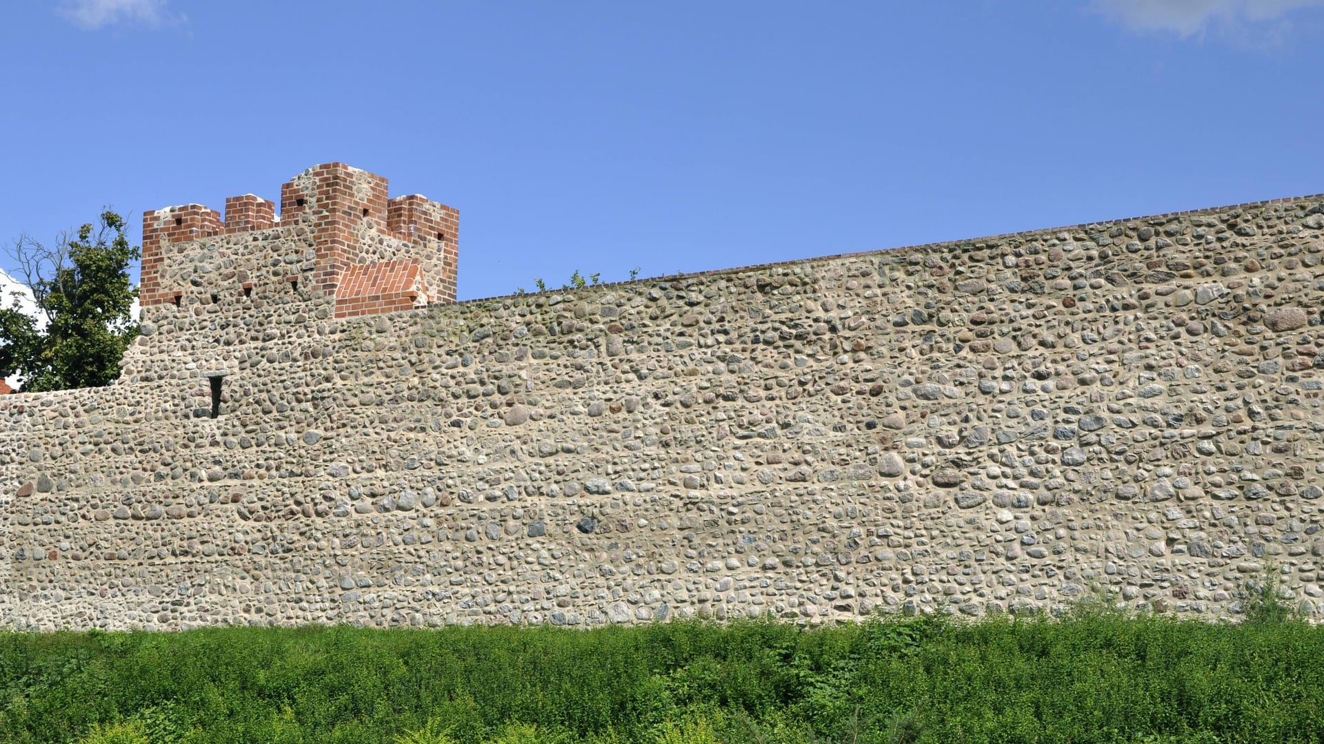 Die Stadtmauer in Strausberg: Bis zu sechs Meter ist sie hoch.