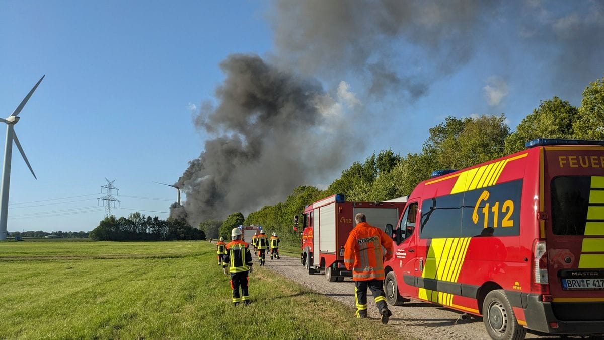 Die Feuerwehr löschte die herabstürzenden Teile aus sicherer Entfernung.