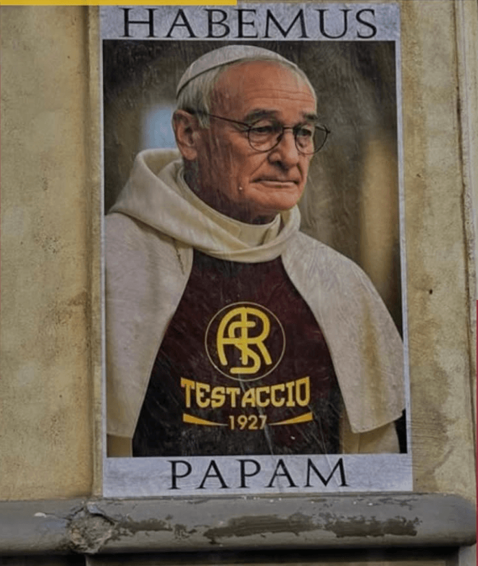 Claudio Ranieri als Papst auf einem Plakat in Rom.