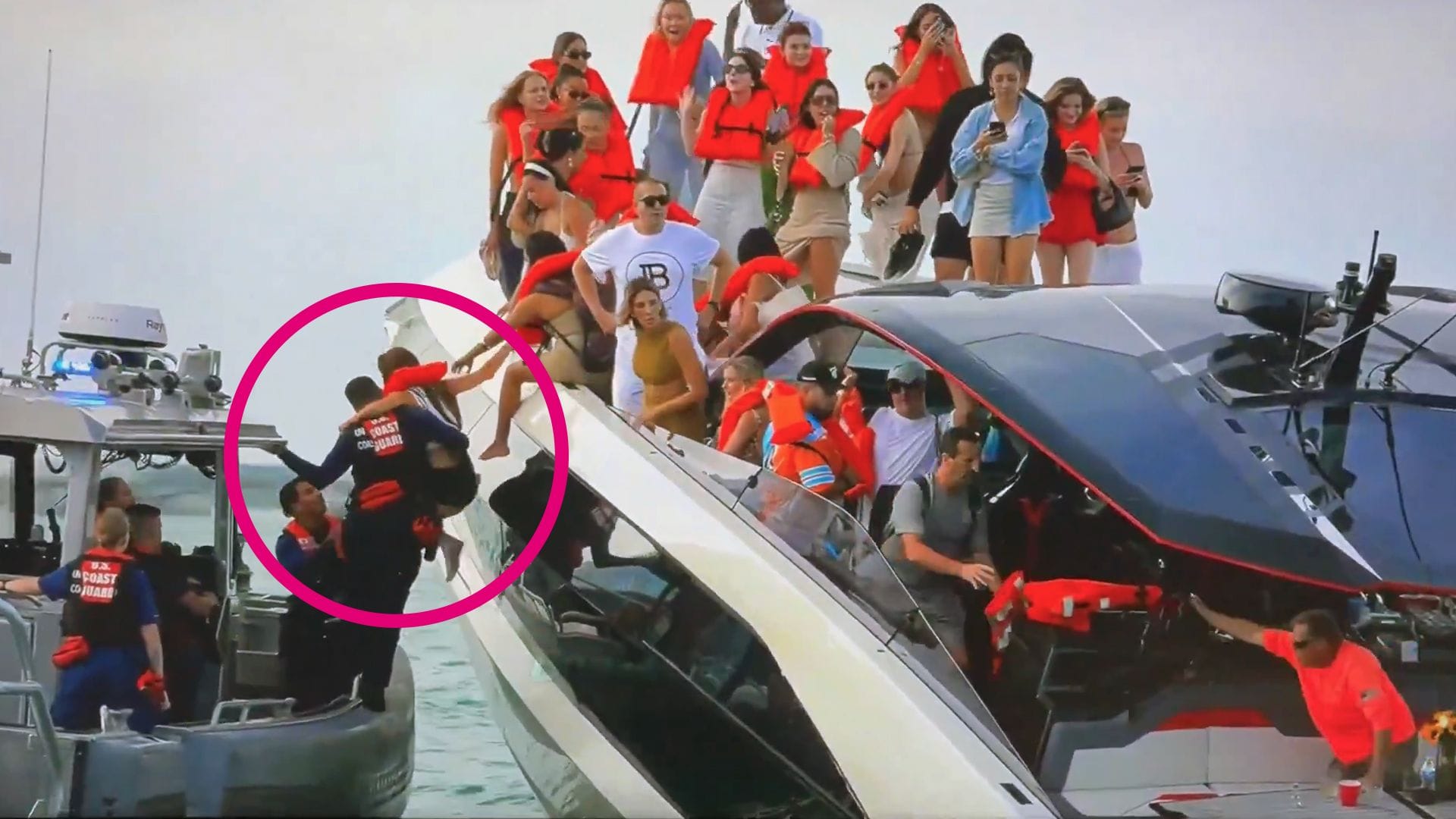Eine Luxusyacht sinkt vor der Küste von Miami Beach.