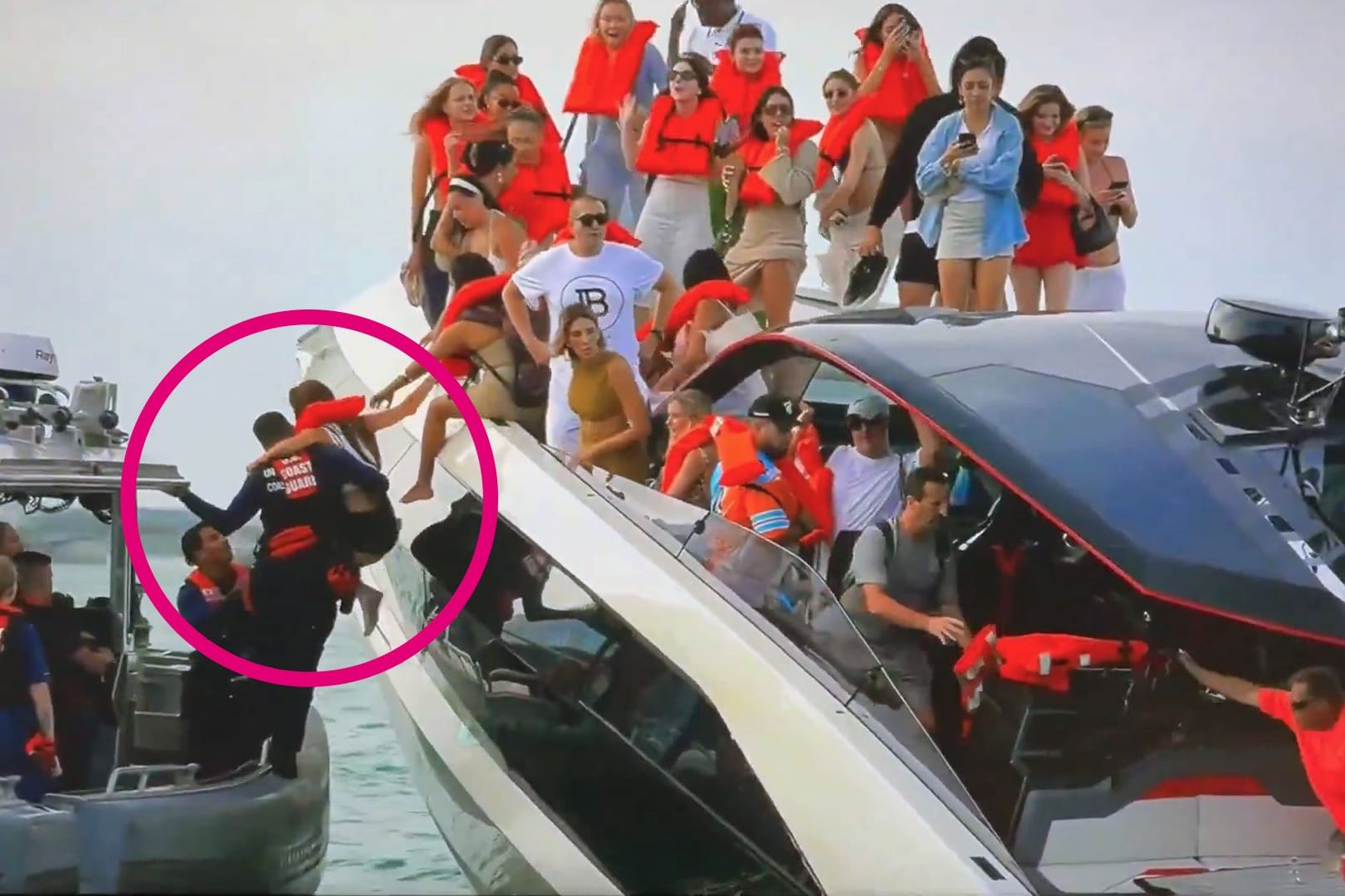 Eine Luxusyacht sinkt vor der Küste von Miami Beach. Eine Luxusyacht sinkt vor der Küste von Miami Beach.
