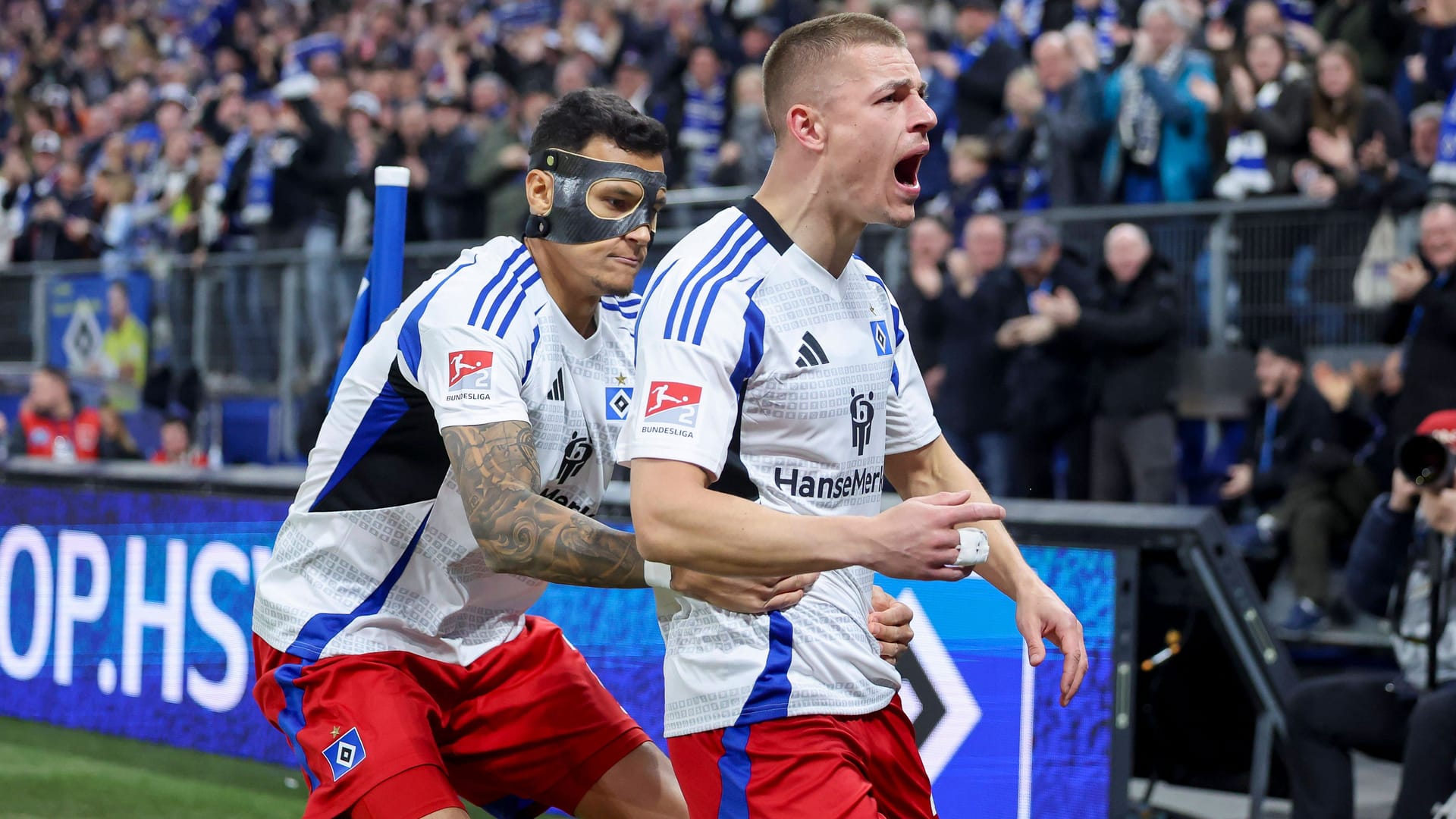 Miro Muheim bejubelt einen Treffer mit Davie Selke (Archivbild): Der HSV-Verteidiger wurde erneut in die Nationalmannschaft der Schweiz berufen. Miro Muheim bejubelt einen Treffer mit Davie Selke (Archivbild): Der HSV-Verteidiger wurde erneut in die Nationalmannschaft der Schweiz berufen.