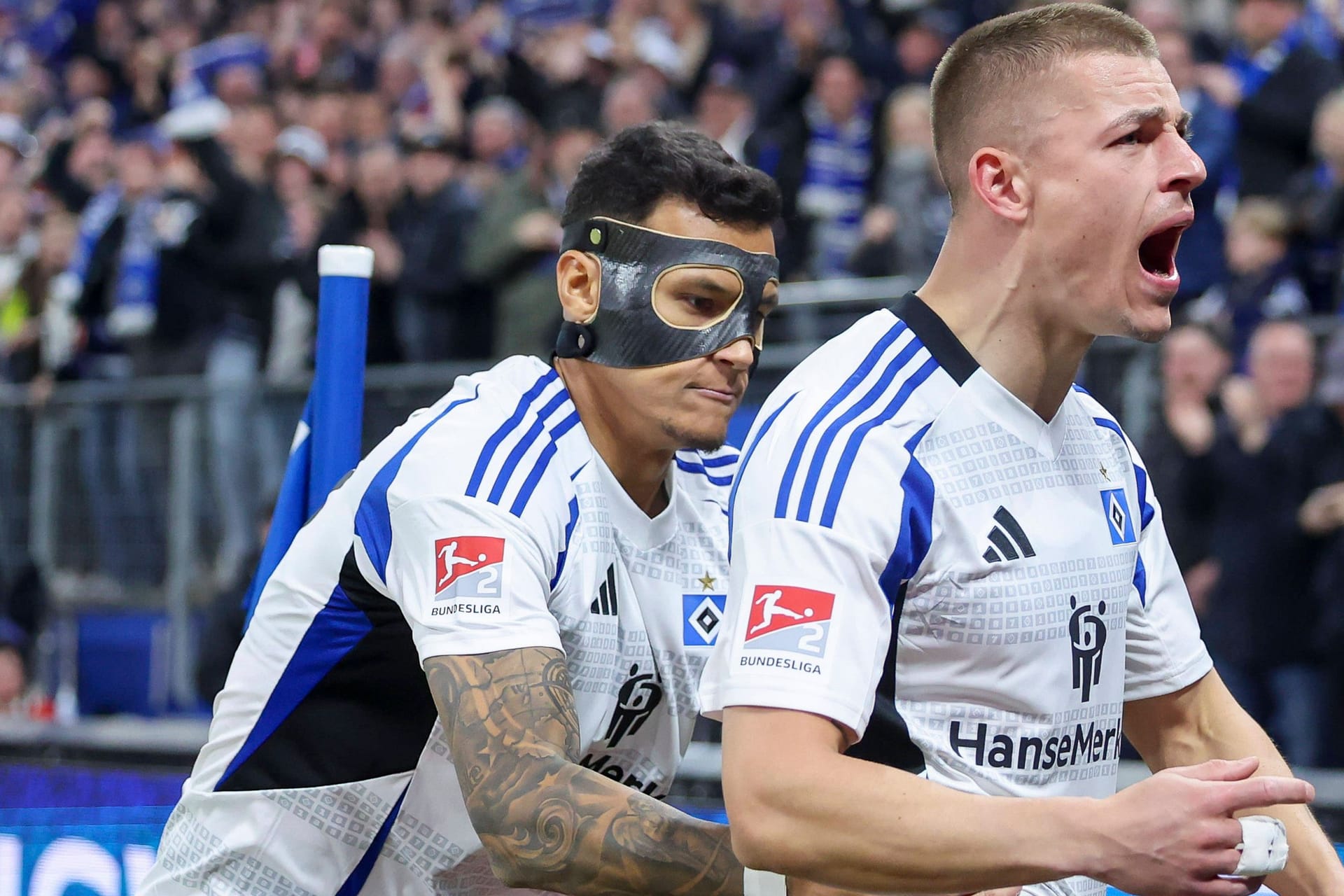 Miro Muheim bejubelt einen Treffer mit Davie Selke (Archivbild): Der HSV-Verteidiger wurde erneut in die Nationalmannschaft der Schweiz berufen.
