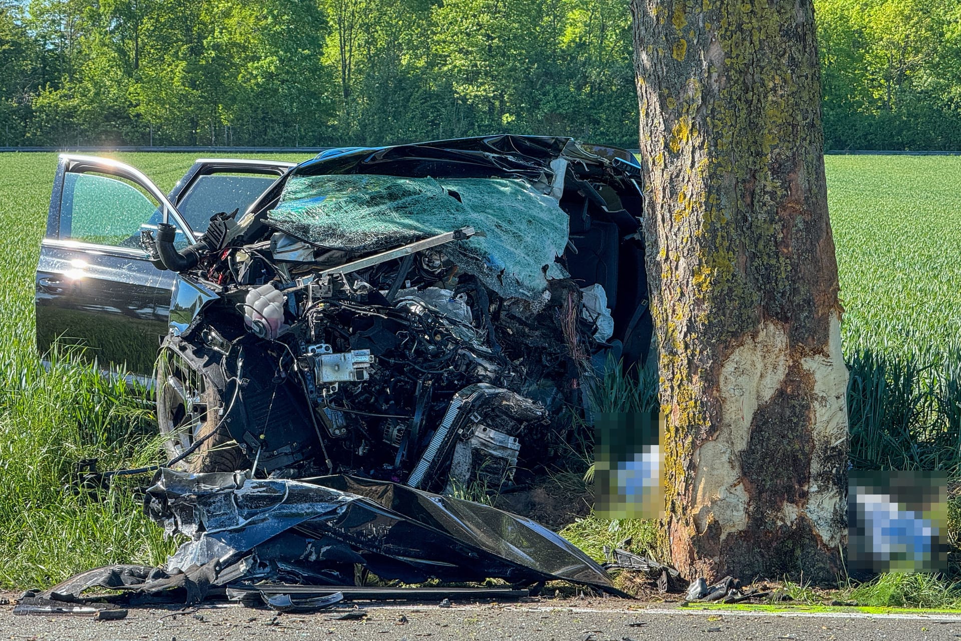 Folgen des schweren Unfalls am Montagmorgen: Die Polizei musste die Landstraße vorübergehend sperren.