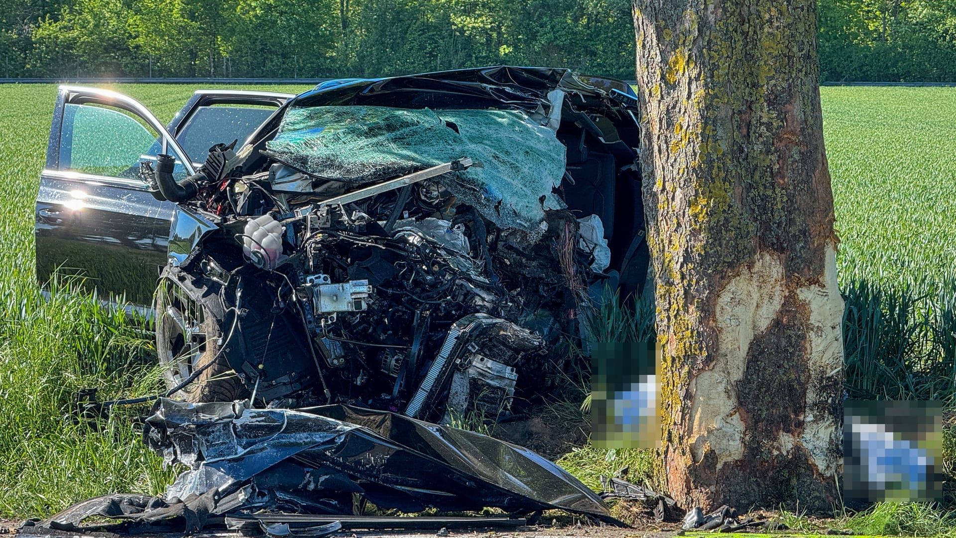 Folgen des schweren Unfalls am Montagmorgen: Die Polizei musste die Landstraße vorübergehend sperren. Folgen des schweren Unfalls am Montagmorgen: Die Polizei musste die Landstraße vorübergehend sperren.