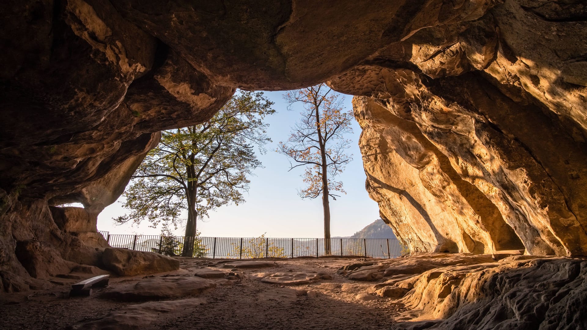 Vom Kuhstall reicht der Blick über die Felslandschaft der Hinteren Sächsischen Schweiz: Insbesondere auf die Bärenfangwände, den Kleinen Winterberg, den Kleinen Zschand und den Kleinen Lorenzstein.