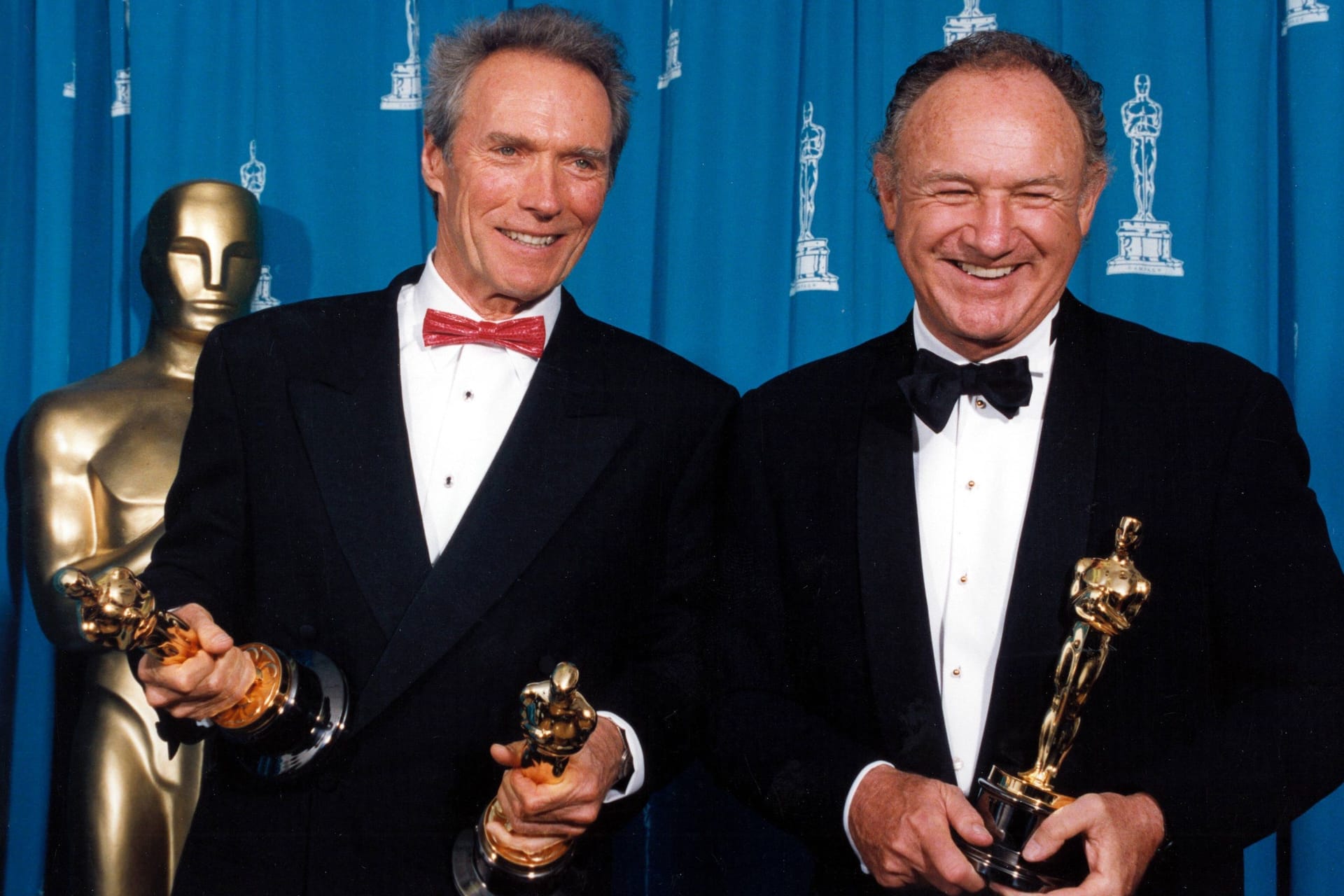 Clint Eastwood und Gene Hackman 1993 mit ihren Oscar-Trophäen in der Hand.
